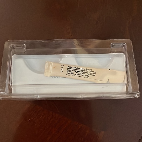 Sparkly Lashes - Picture 3 of 3